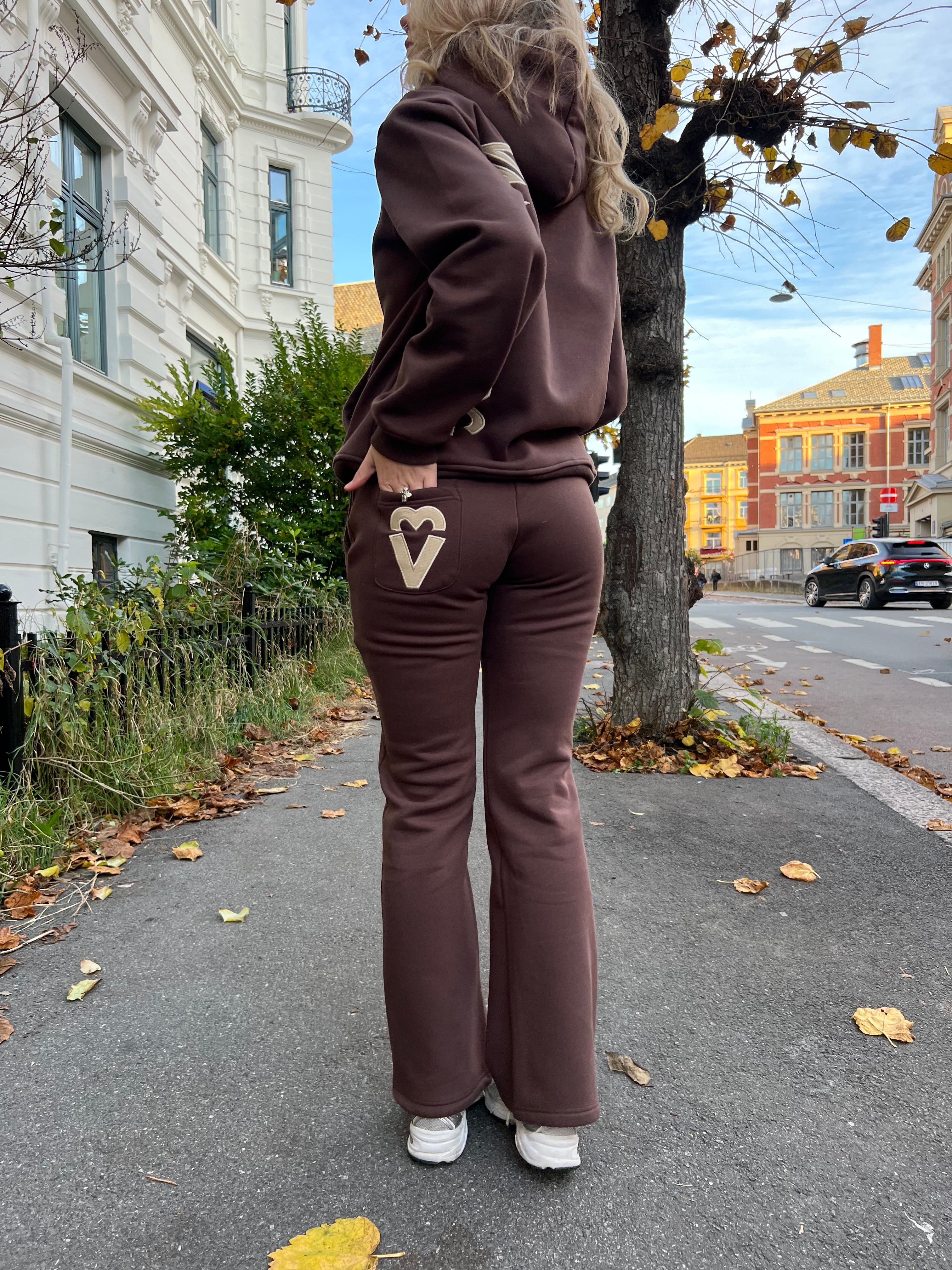 HEARTLINE SWEATPANTS- BROWN