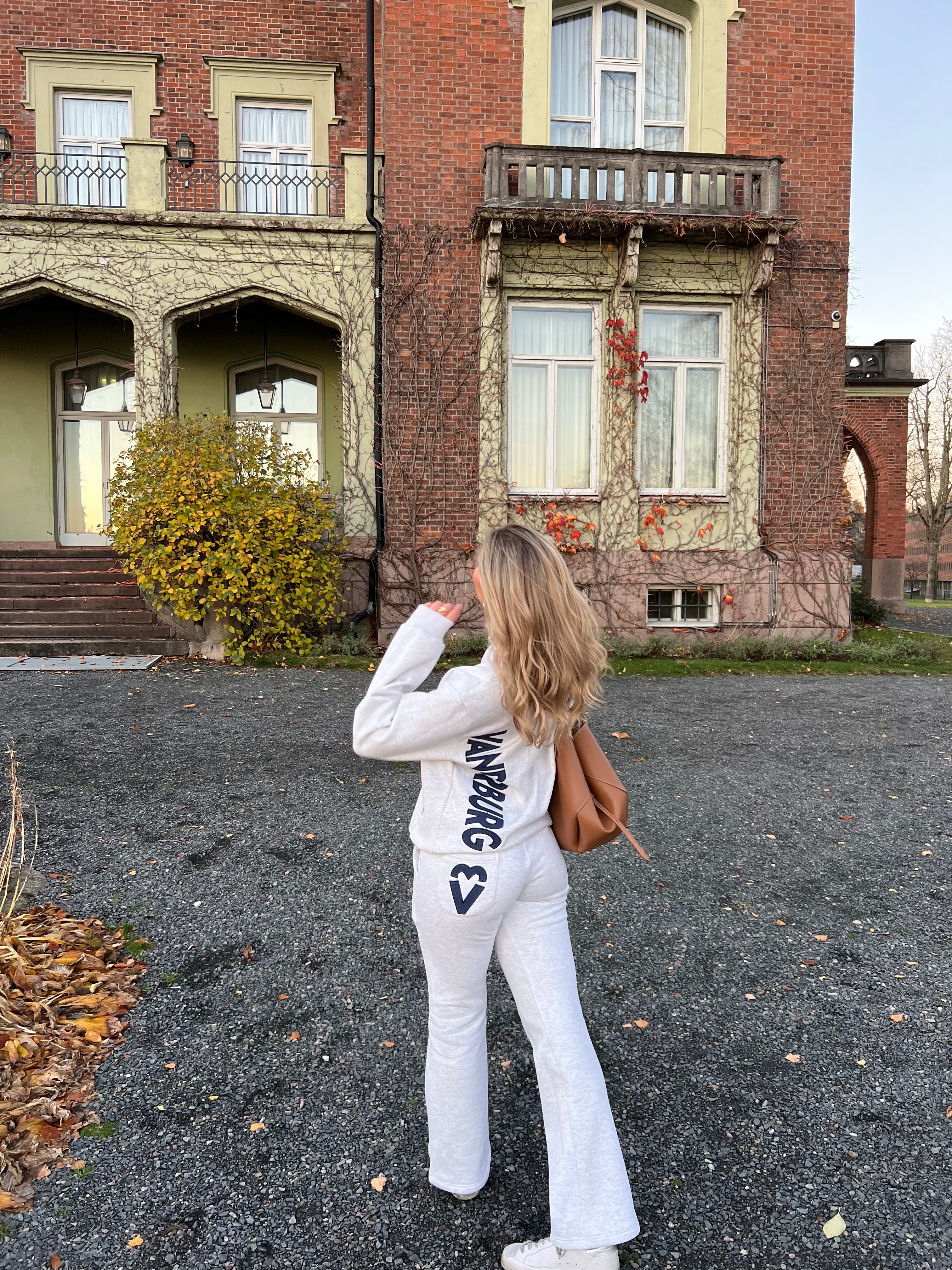 HEARTLINE SWEATPANTS- LIGHT GREY